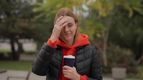 Retrato de mulher bonita olhando para a câmera tocando o cabelo — Vídeo de Stock