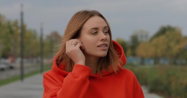 Mujer europea se pone auriculares escuchando música — Vídeo de stock