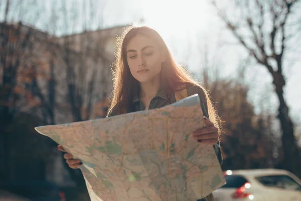 Žena turistické objevování města při držení mapy — Stock fotografie
