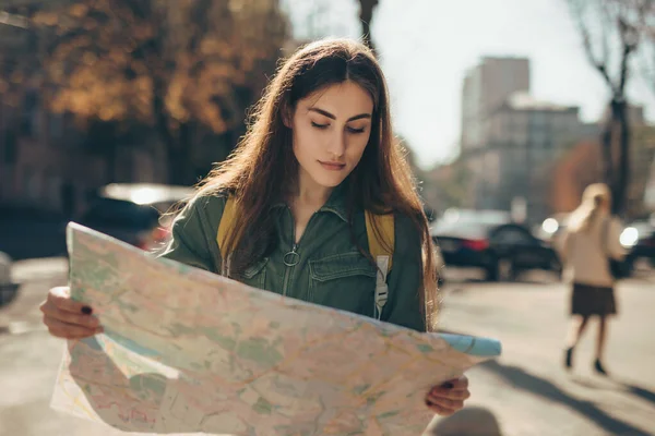 Woman tourist exploring city while holding map — Stok fotoğraf