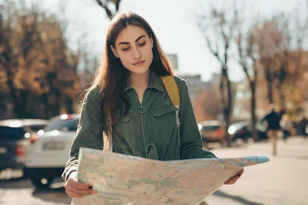 Mulher turista explorando cidade enquanto segurando mapa — Fotografia de Stock