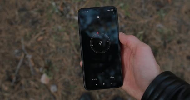 Ukrajna, Dnepr - Október 18, 2019: Pov, férfi kézben tartó okostelefon segítségével iránytű az erdőben — Stock videók