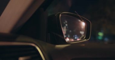 Geceleri arabanın sağ dikiz aynasının elektronik ayarı.