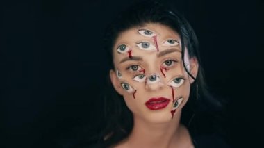 Sanat cadılar bayramı makyajı, kadının bir çok gözü var.