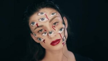 Sanat cadılar bayramı makyajı, kadının bir çok gözü var.