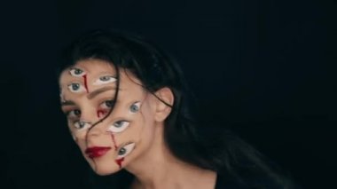 Sanat cadılar bayramı makyajı, kadının bir çok gözü var.