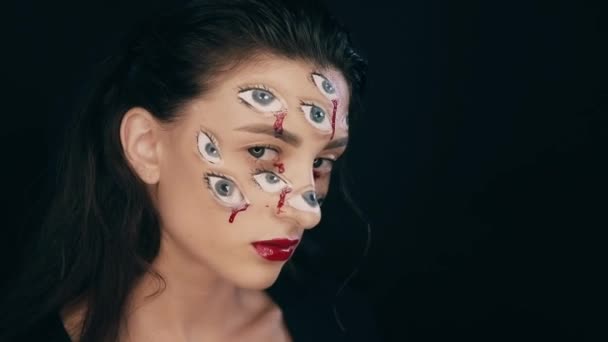 Maquiagem de Halloween de arte, mulher tem muitos olhos em um rosto — Vídeo de Stock