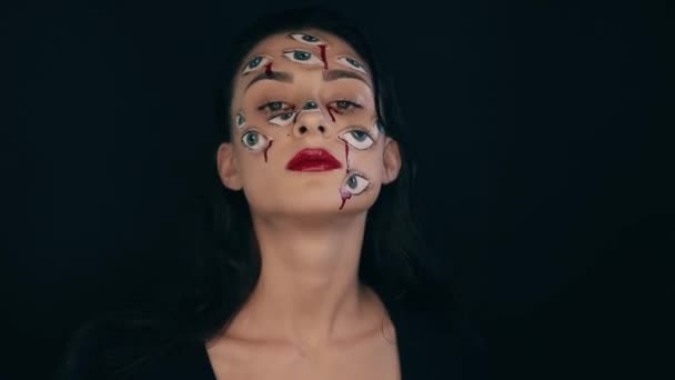 Arte Halloween maquillaje, mujer tiene muchos ojos en una cara — Vídeos de Stock