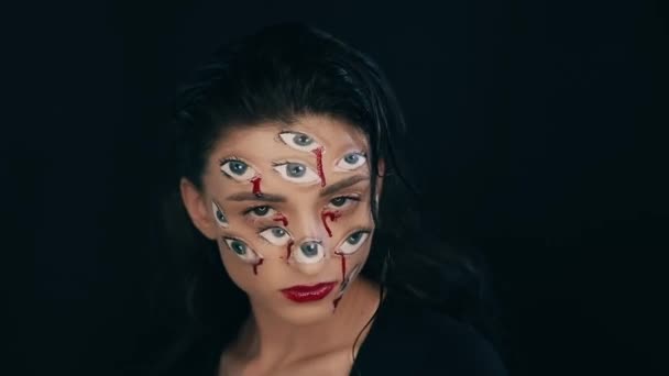 Art Halloween make-up, vrouw heeft veel ogen op een gezicht — Stockvideo