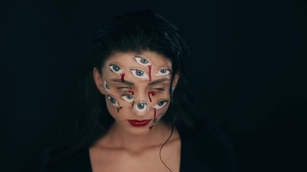 Мистецтво Хеллоуїн макіяж, жінка має багато очей на обличчі — стокове відео
