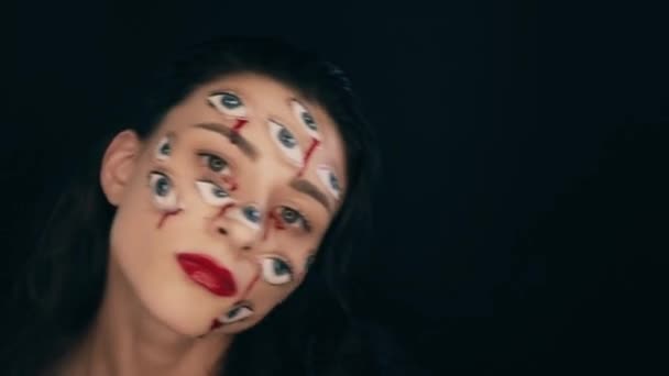 미술 할로윈 메이크업, 얼굴에 많은 눈 이 있는 여자 — 비디오