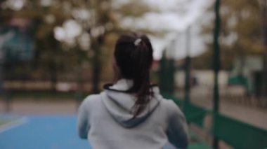 Spor yapan kadın dışarıda hareket ediyor.