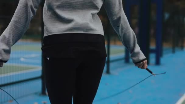 Ukrajina, Dnepr - 25. října 2019: Sportovní žena skáká po laně na stadionu — Stock video