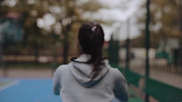 Deporte mujer ejercitando al aire libre hace embestidas — Vídeo de stock