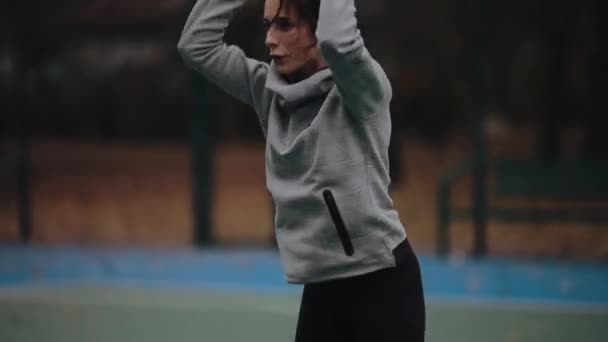 Mujer entrenamiento al aire libre hace burpee — Vídeo de stock