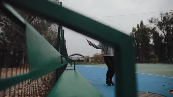 Спортивная женщина прыгает с веревки на стадионе — стоковое видео