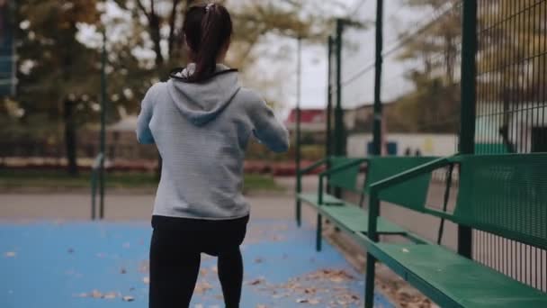 Oekraïne, Dnepr - 25 oktober 2019: Sportvrouw die buiten traint maakt lunges — Stockvideo