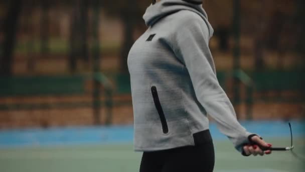 Αθλητική γυναίκα κάνει σχοινάκι άλματα σε ένα στάδιο — Αρχείο Βίντεο