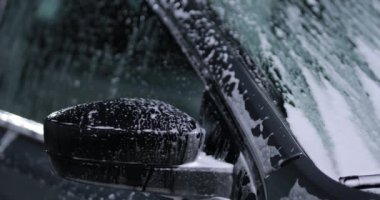 Elle oto yıkama. Otomobil yüzeyinden köpük akışı. Özgün ses içerir.
