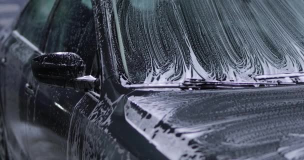 Handmatig wassen. Schuim stroom van auto-oppervlak, timelapse. — Stockvideo