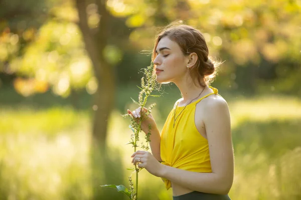 Portrait Beautiful Woman Sniff Herbal Leaf — Stock Photo, Image