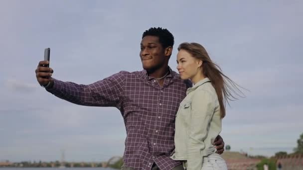 Två multiracial vänner gör en selfie bilder via smartphone — Stockvideo