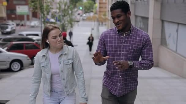 Dos amigos multirraciales caminando y hablando en la ciudad — Vídeos de Stock