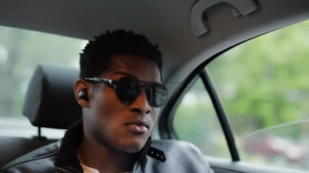 Cool afroamericano uomo ascoltare musica seduto in un auto — Video Stock