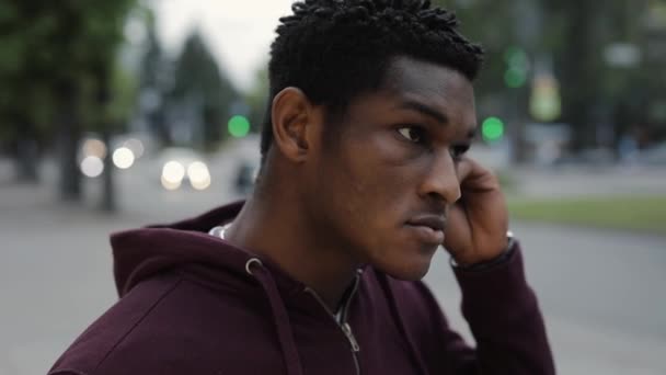 Homem afro-americano elegante coloca fones de ouvido — Vídeo de Stock