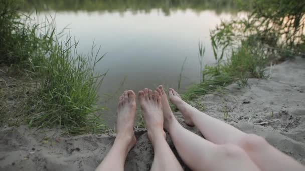 Barefoot mannelijke en vrouwelijke benen samen in de buurt van de rivier — Stockvideo