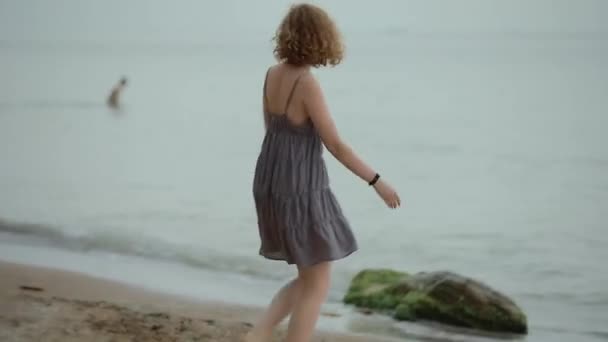 Vrouw ontspannen wandelen op zee strand — Stockvideo