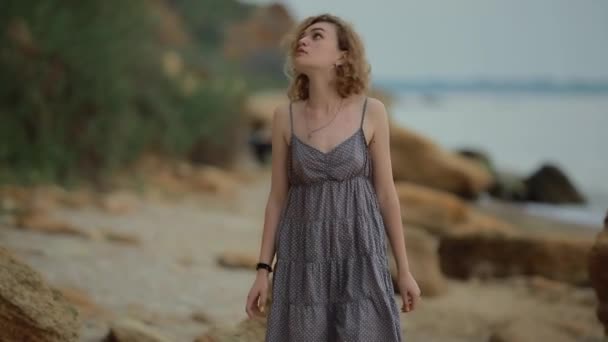 Moda kobieta w sukience spacery na plaży morskiej — Wideo stockowe