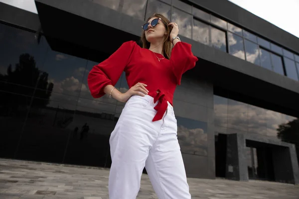 Modelo de moda em blusa vermelha posando na rua da cidade — Fotografia de Stock