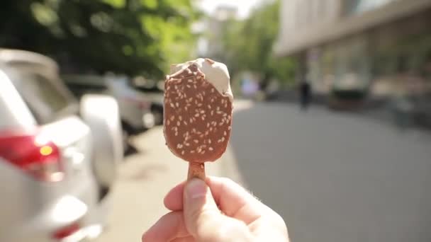 POV, muž chůze a jíst zmrzlinu — Stock video