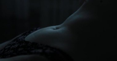 Karanlıkta seksi bir kadın göbeği