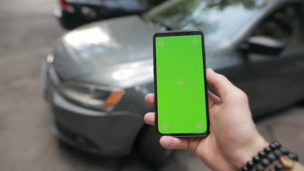 POV mannelijke hand met behulp van app voor zijn auto — Stockvideo