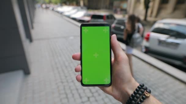 POV mão masculina segurando smartphone com tela vazia — Vídeo de Stock