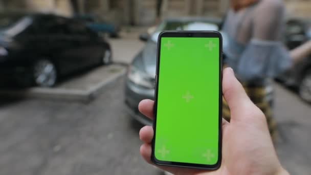 POV mão masculina usando aplicativo para o seu carro — Vídeo de Stock