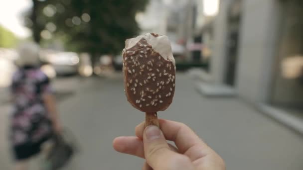 POV, άνθρωπος που περπατά και τρώει παγωτό — Αρχείο Βίντεο