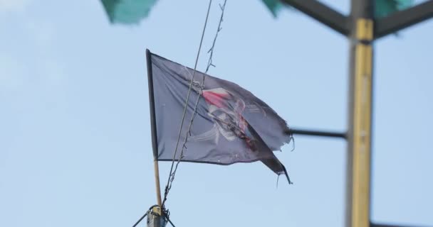 Piratenflagge auf Boot aus nächster Nähe — Stockvideo