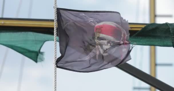 Пиратский флаг на лодке вблизи — стоковое видео