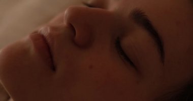 Kadın sabah uyanır, kapat.