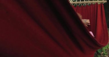 Hamakta yatan bir kadın.