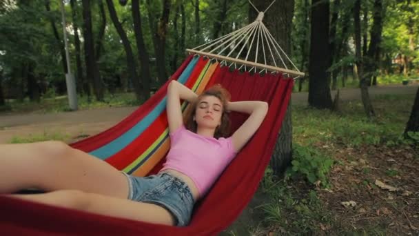 Wanita santai berbaring di tempat tidur gantung — Stok Video