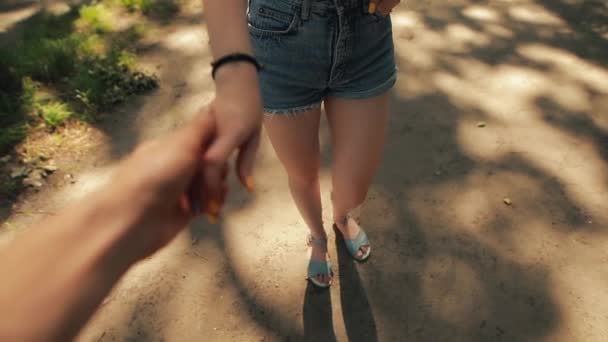 POV, pareja cogida de la mano caminando junta — Vídeo de stock