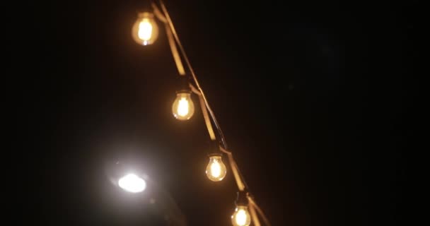 Lâmpadas decorativas penduradas ao ar livre — Vídeo de Stock