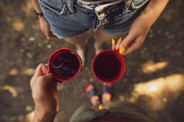 Pareja sosteniendo tazas con té — Foto de Stock