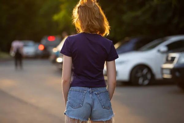 Mujer con camisa violeta maqueta, vista trasera — Foto de Stock