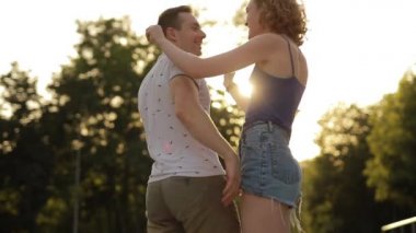 Mutlu erkek ve kadın kucaklaşır, öpüşür, birlikte eğleniriz.