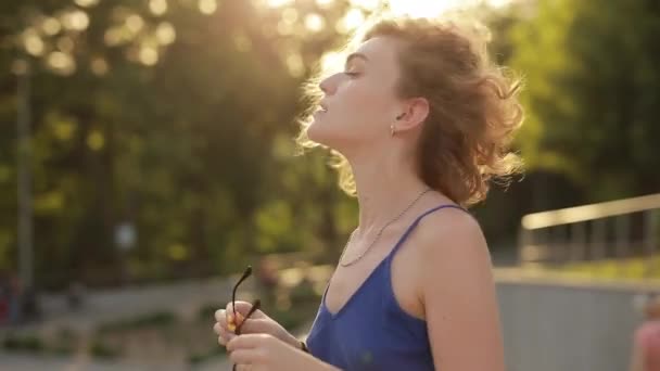 Jeune femme s'amusant à porter des lunettes de soleil